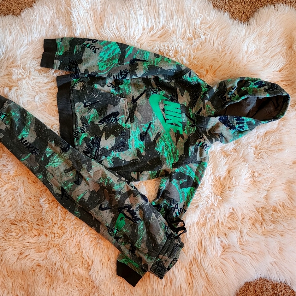 Nike Boys/Youth Small Green Sweatshirt/pant set
